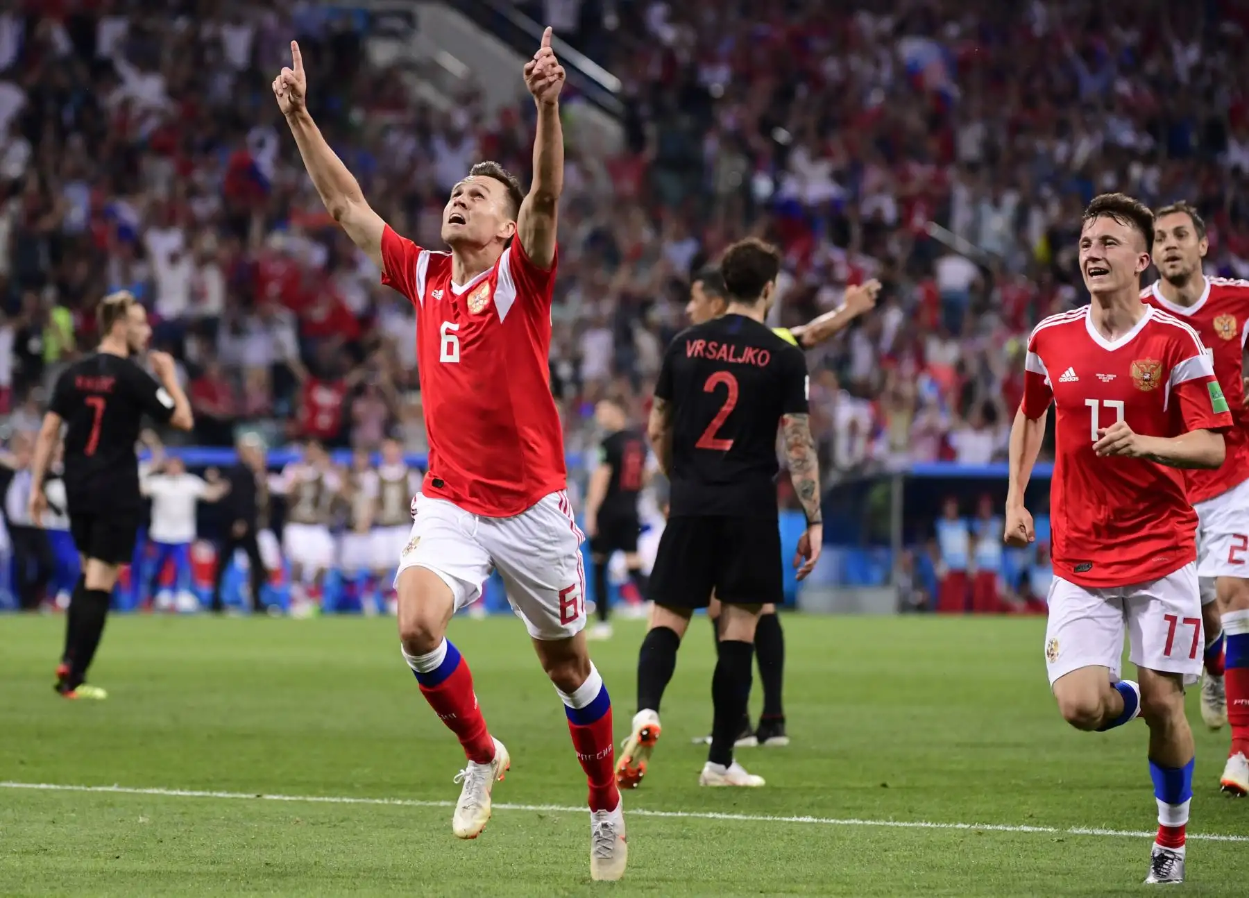 El centrocampista de Rusia Denis Cheryshev celebra después de anotar un gol durante el partido de cuartos de final de la Copa del Mundo Rusia 2018 entre Rusia y Croacia en el Estadio Fisht en Sochi.Foto:AFP