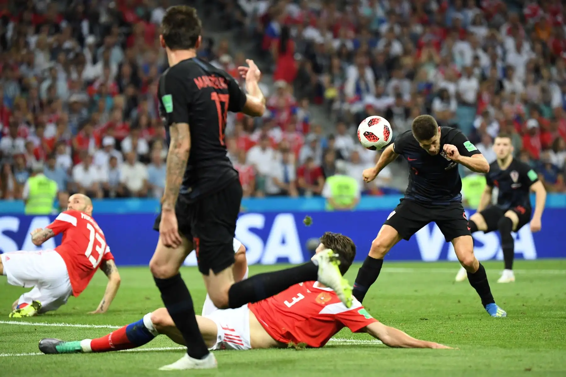 El delantero croata Andrej Kramaric anota un cabezazo durante el partido de cuartos de final de la Copa del Mundo Rusia 2018 .Foto:AFP