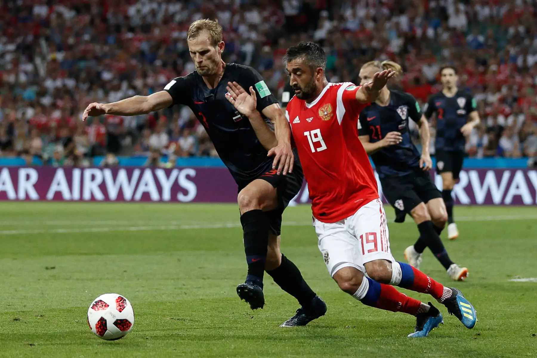 El defensa croata Ivan Strinic  compite por el balón con el ruso Alexander Samedov durante el partido de cuartos de final de la Copa del Mundo Rusia 2018.Foto:AFP