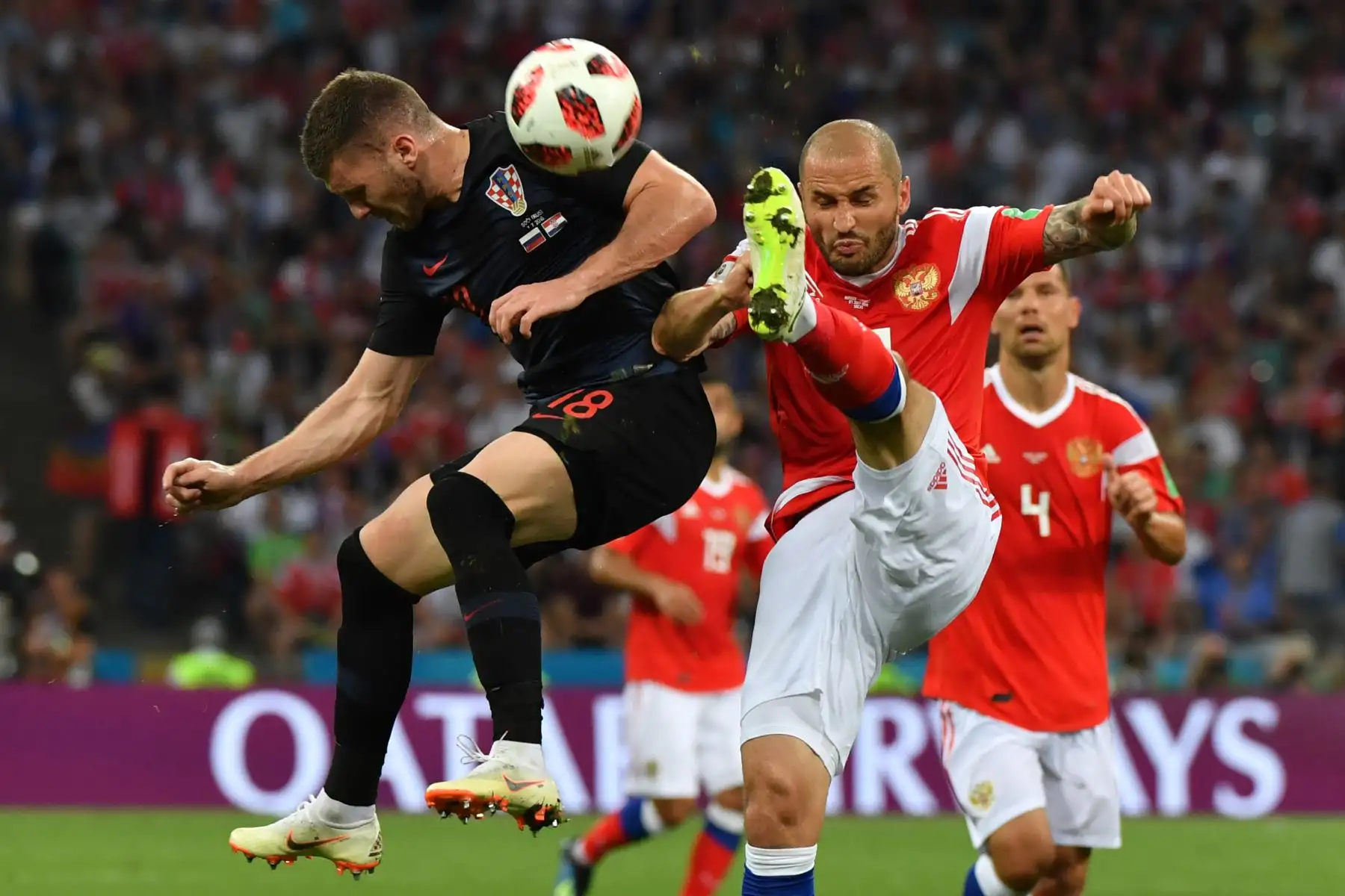 El delantero croata Ante Rebic ,compite por el balón con el defensor ruso Fyodor Kudryashov durante el partido de cuartos de final de la Copa del Mundo Rusia 2018.Foto.AFP