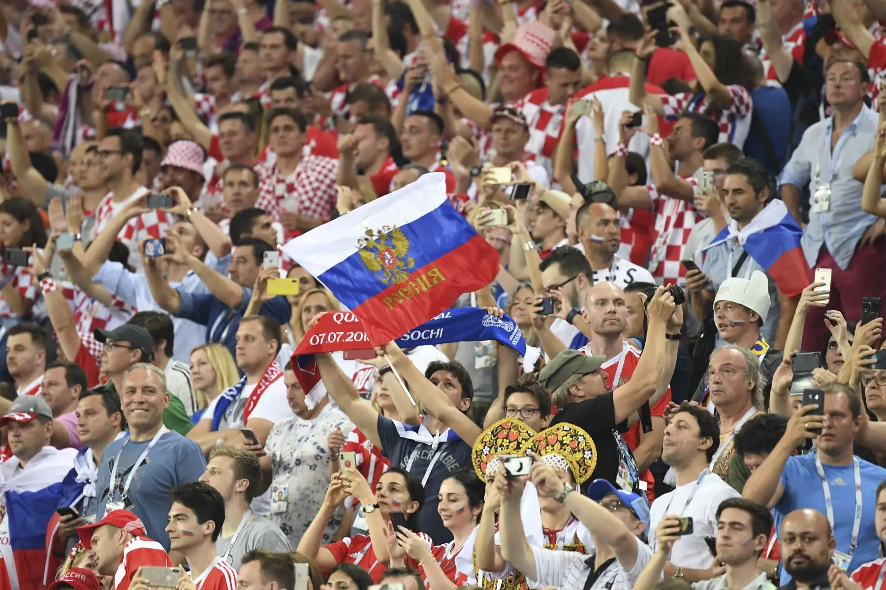 Los fanáticos del fútbol esperan el comienzo del partido de fútbol de cuartos de final de la Copa Mundial Rusia 2018 entre Rusia y Croacia en el Estadio Fisht en Soch.Foto:AFP