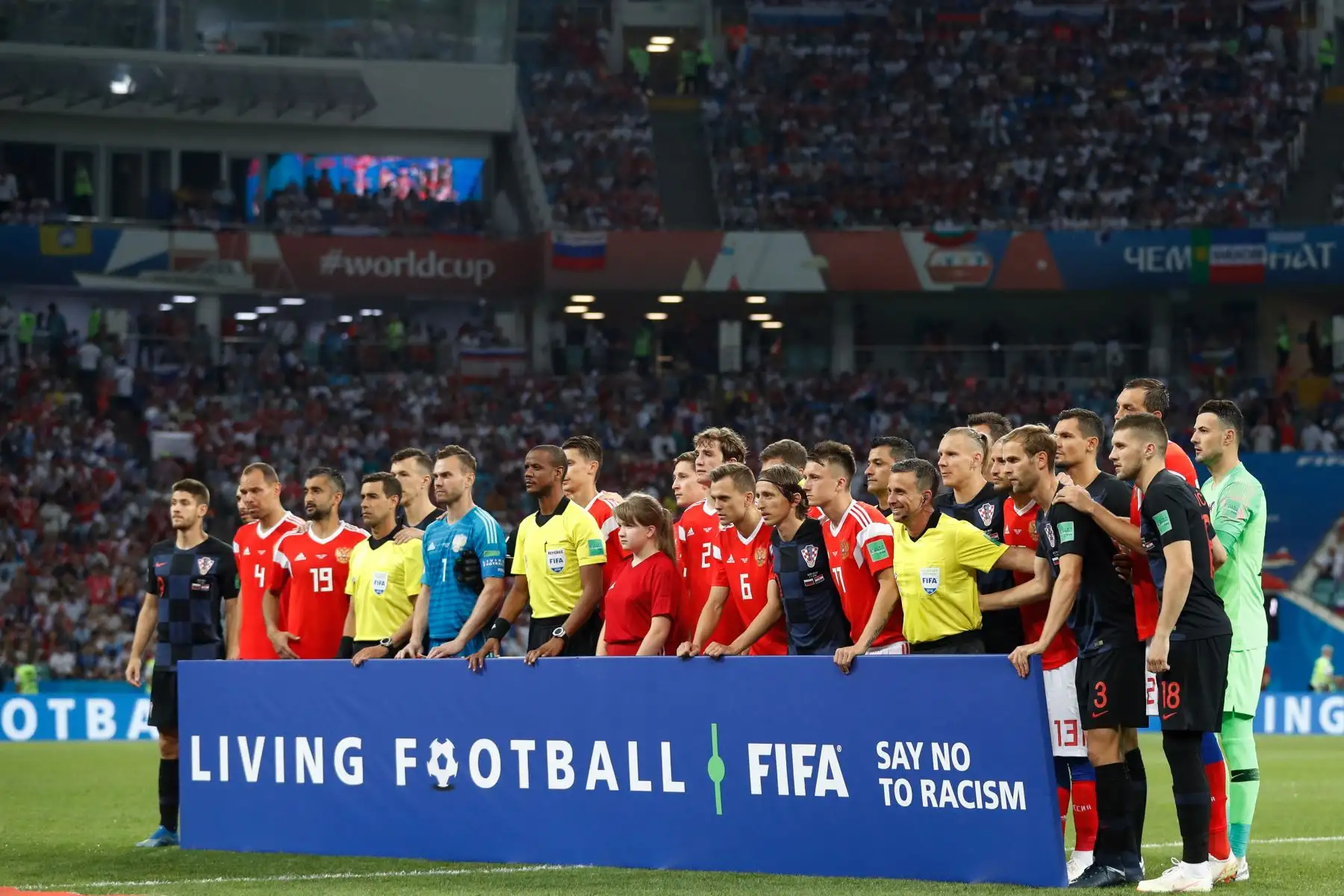 Los jugadores posan para una foto grupal durante el partido de cuartos de final de la Copa del Mundo Rusia 2018 entre Rusia y Croacia en el Estadio Fisht en Sochi.Foto:AFP