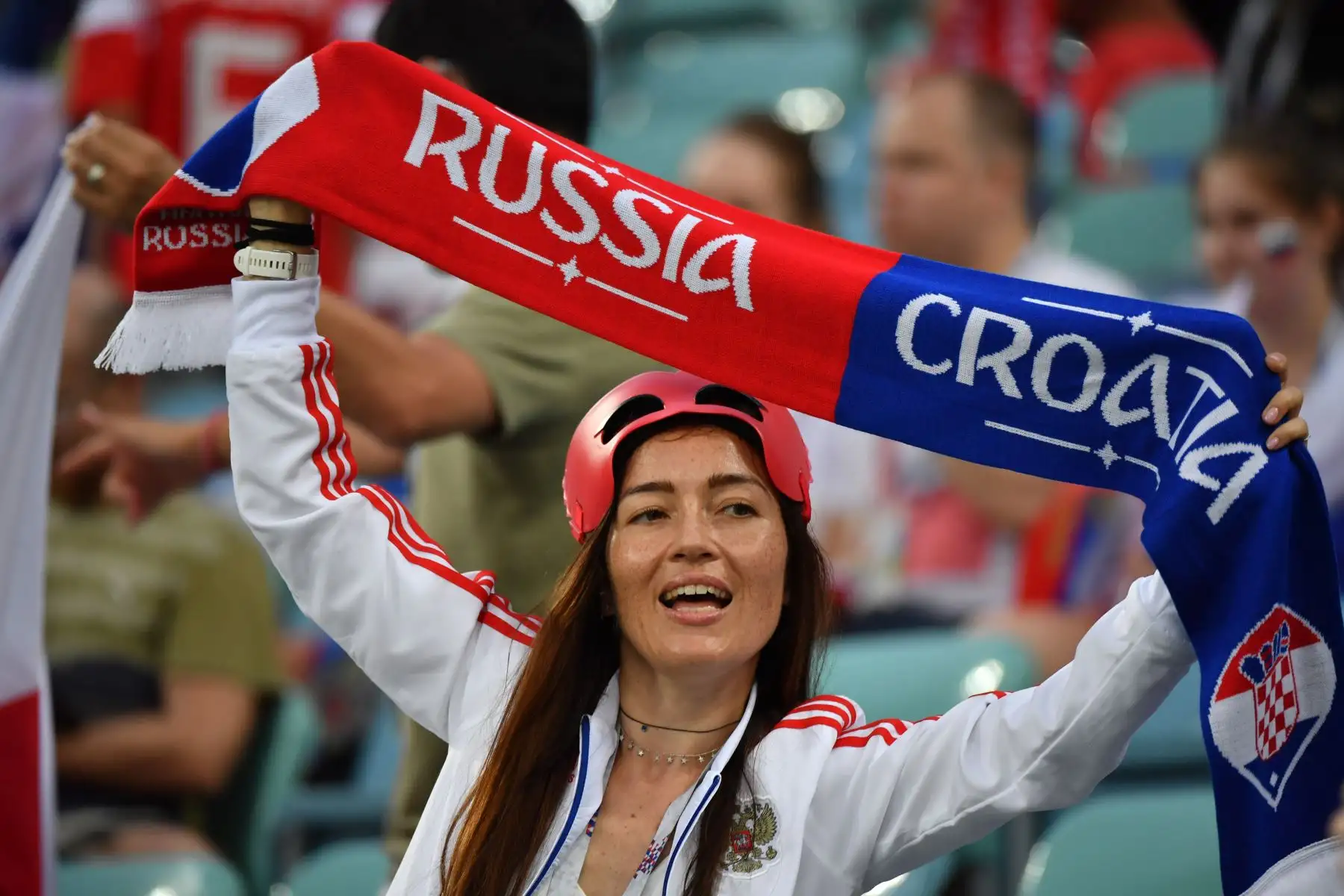 Un partidario de Rusia espera el inicio del partido de cuartos de final de la Copa del Mundo Rusia 2018 entre Rusia y Croacia en el Estadio Fisht en Sochi.Foto:AFP
