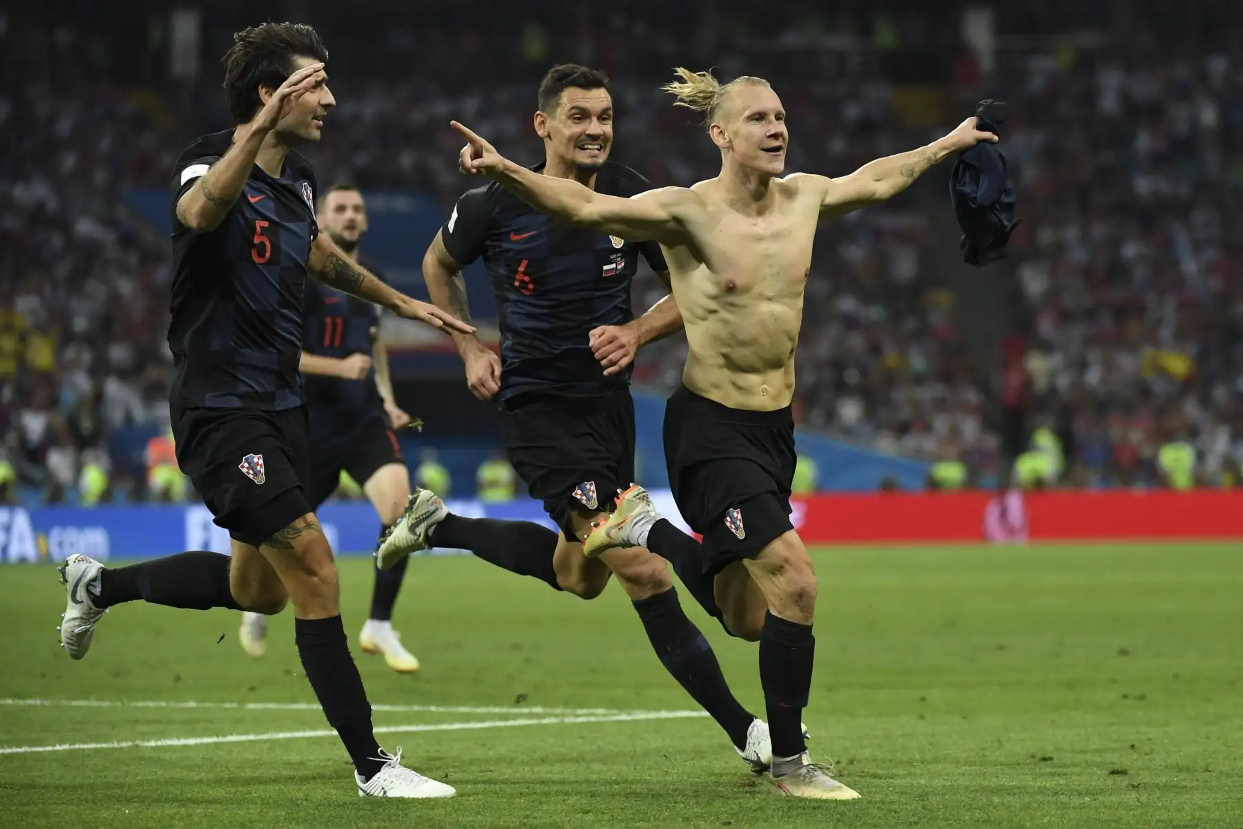 El defensor de Croacia Domagoj Vida, celebra con sus compañeros después de anotar un gol durante el tiempo extra del partido de cuartos de final de la Copa Mundial Rusia 2018.Foto.AFP