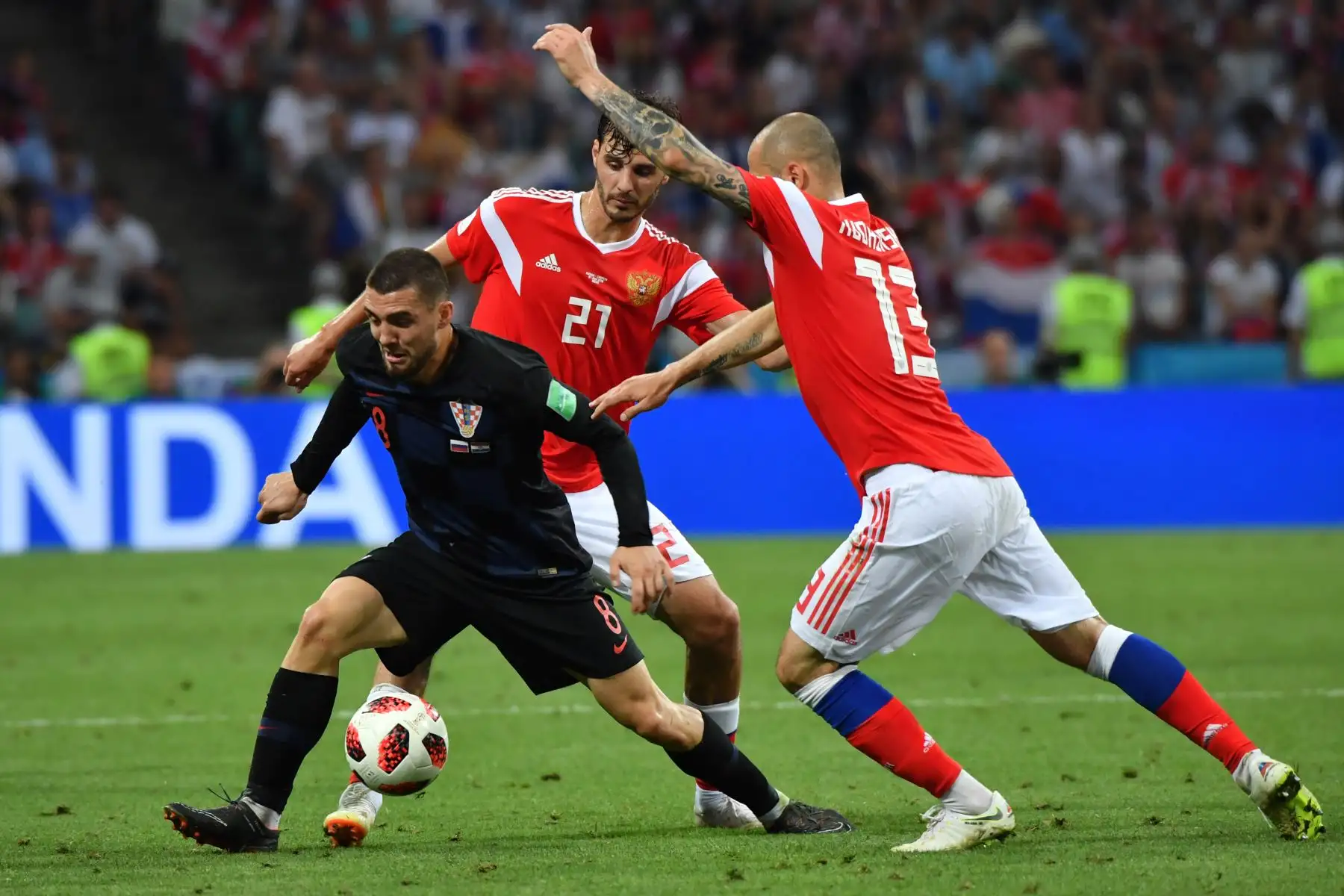 El mediocampista de Croacia Mateo Kovacic  está marcado por el ruso Aleksandr Erokhin y el defensor ruso Fyodor Kudryashov durante el partido de cuartos de final de la Copa Mundial Rusia Rusia Rusia 2017 .Foto.AFP
.








Nelson Almeida / AFP