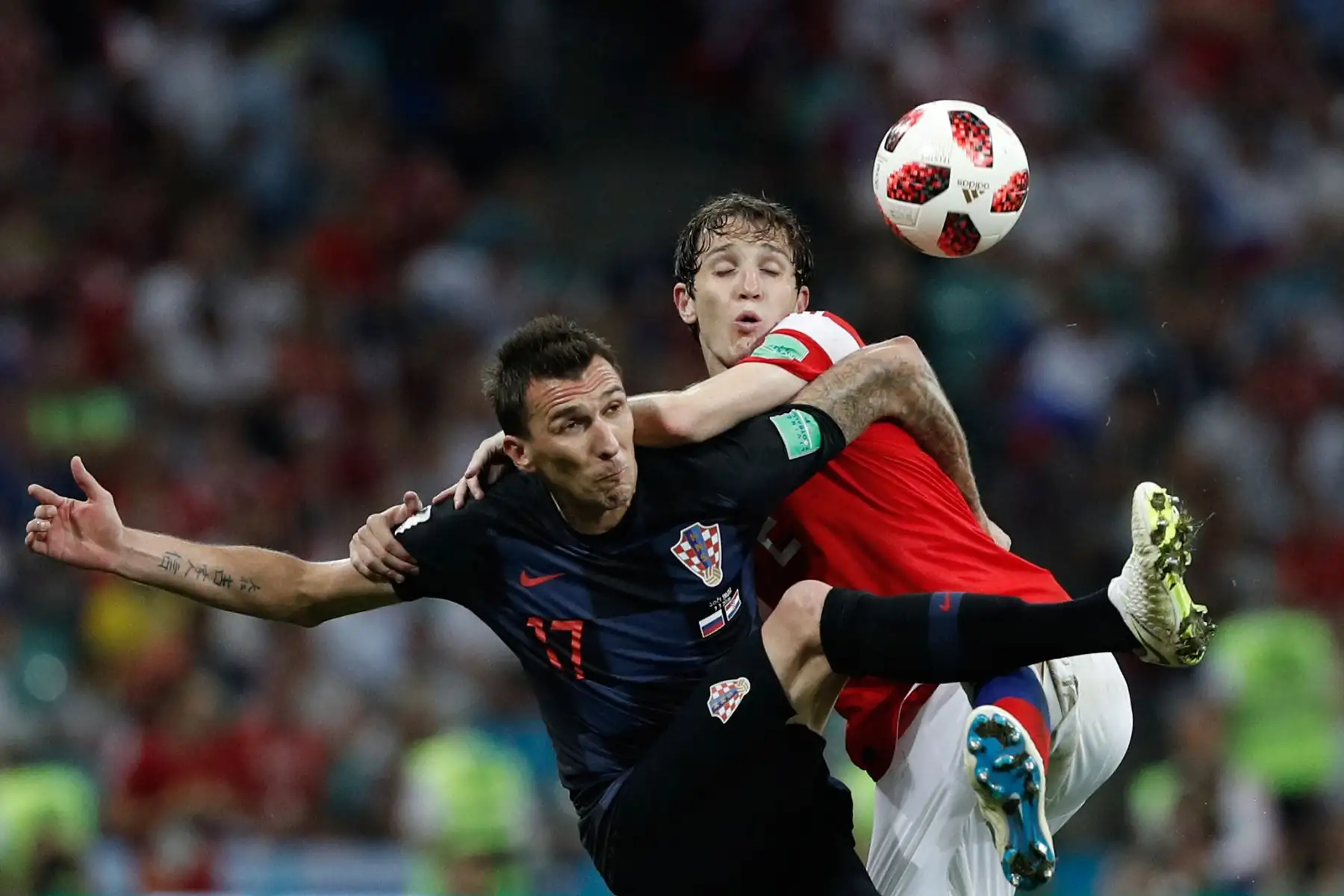 El delantero croata Mario Mandzukic compite por el balón con el defensor ruso Mario Fernandes durante el partido de cuartos de final de la Copa Mundial Rusia 2018.Foto:AFP