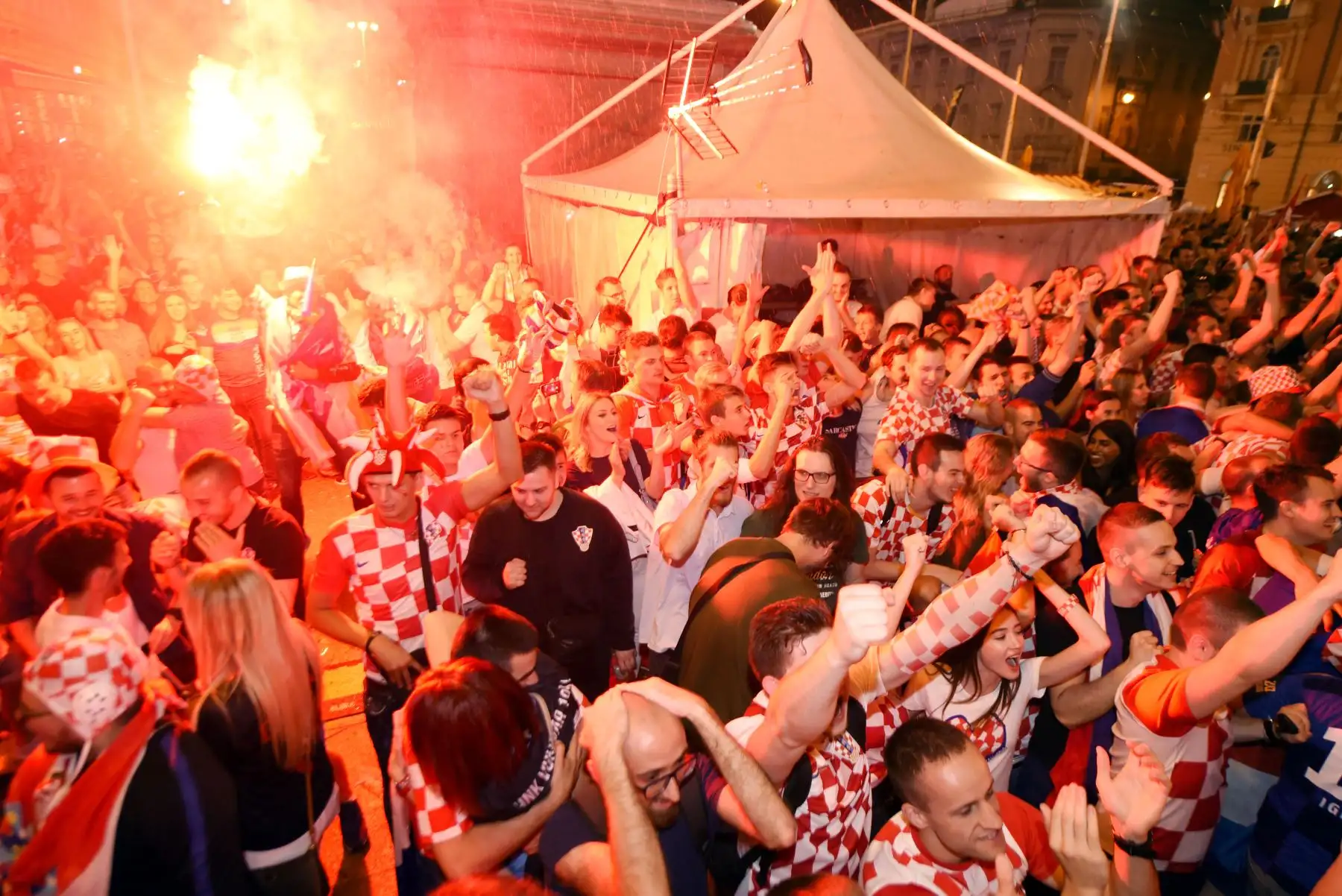 Los fanáticos de Croacia celebran la victoria contra Rusia en la plaza principal de la capital croata de Zagreb después de la Ronda 8 de Rusia de la Copa Mundial de la FIFA 2018.Foto.AFP