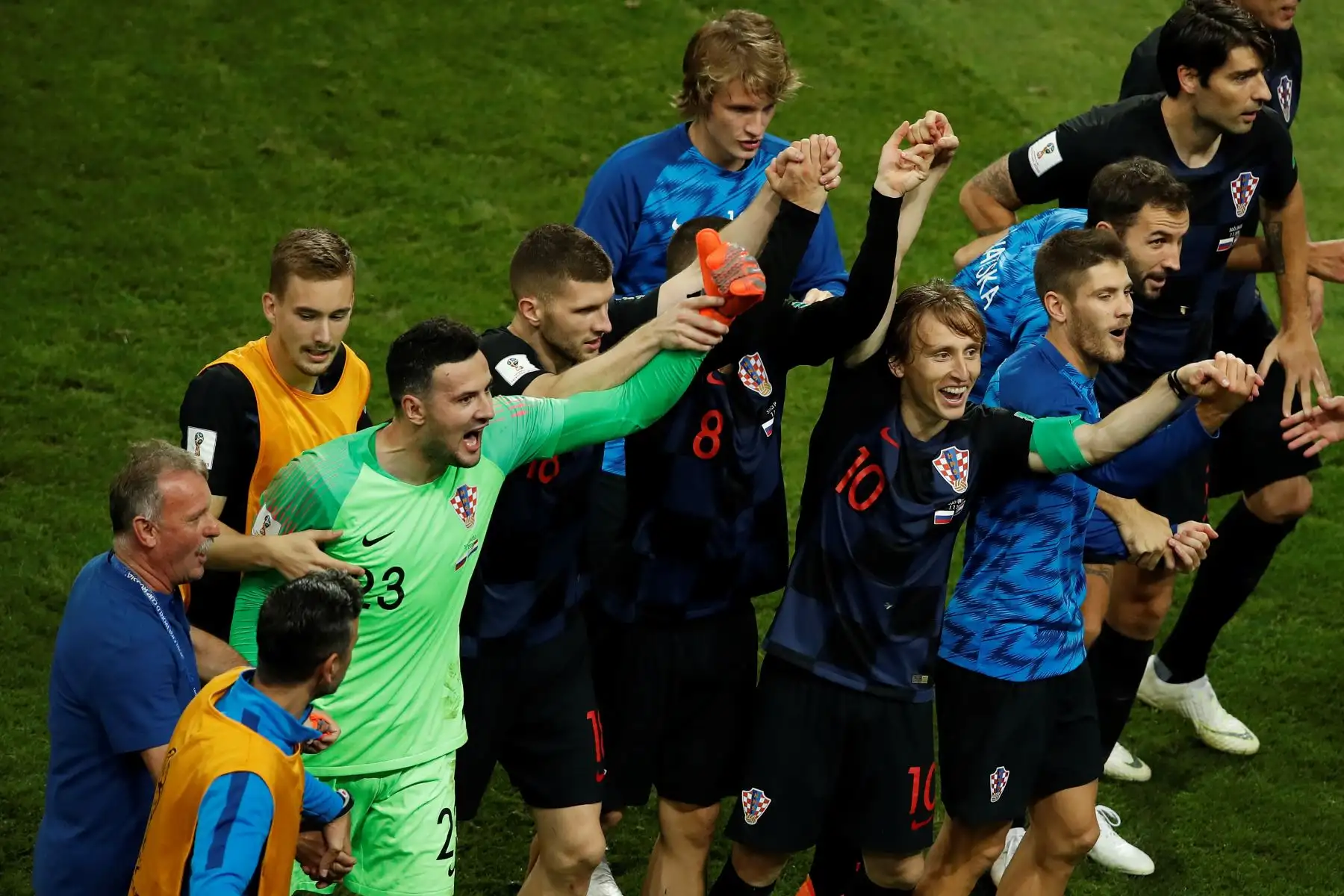 Los jugadores de Croacia celebran al final de las tandas de penales del partido de cuartos de final de la Copa del Mundo Rusia 2018 entre Rusia y Croacia en el estadio Fisht de Sochi/. Foto:AFP
