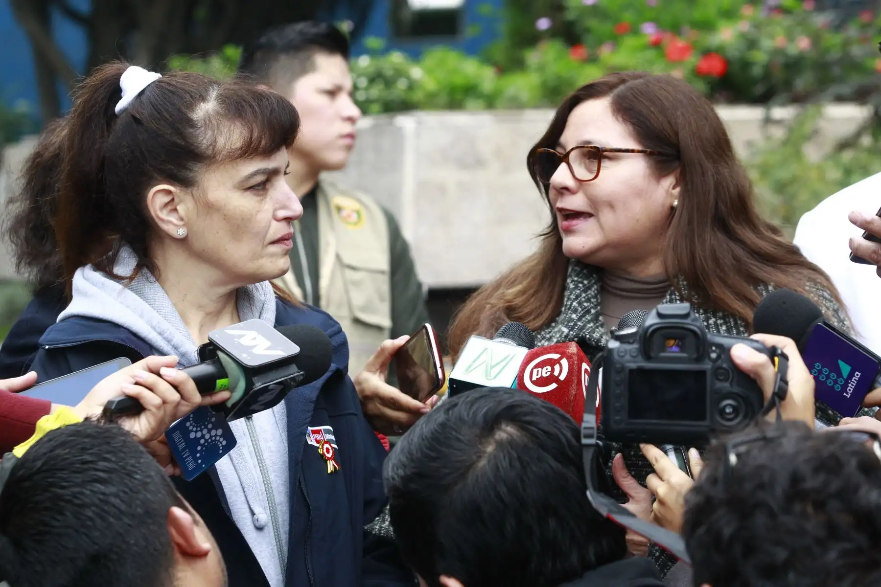 Ministra de la Mujer, Ana Maria Mendieta y ministra de Salud, Silvia Pessah declaran a la prensa sobre el caso de Juana Mendoza quien falleció en horas de la mañana en el hospital Almenara . Foto: ANDINA/Eddy Ramos