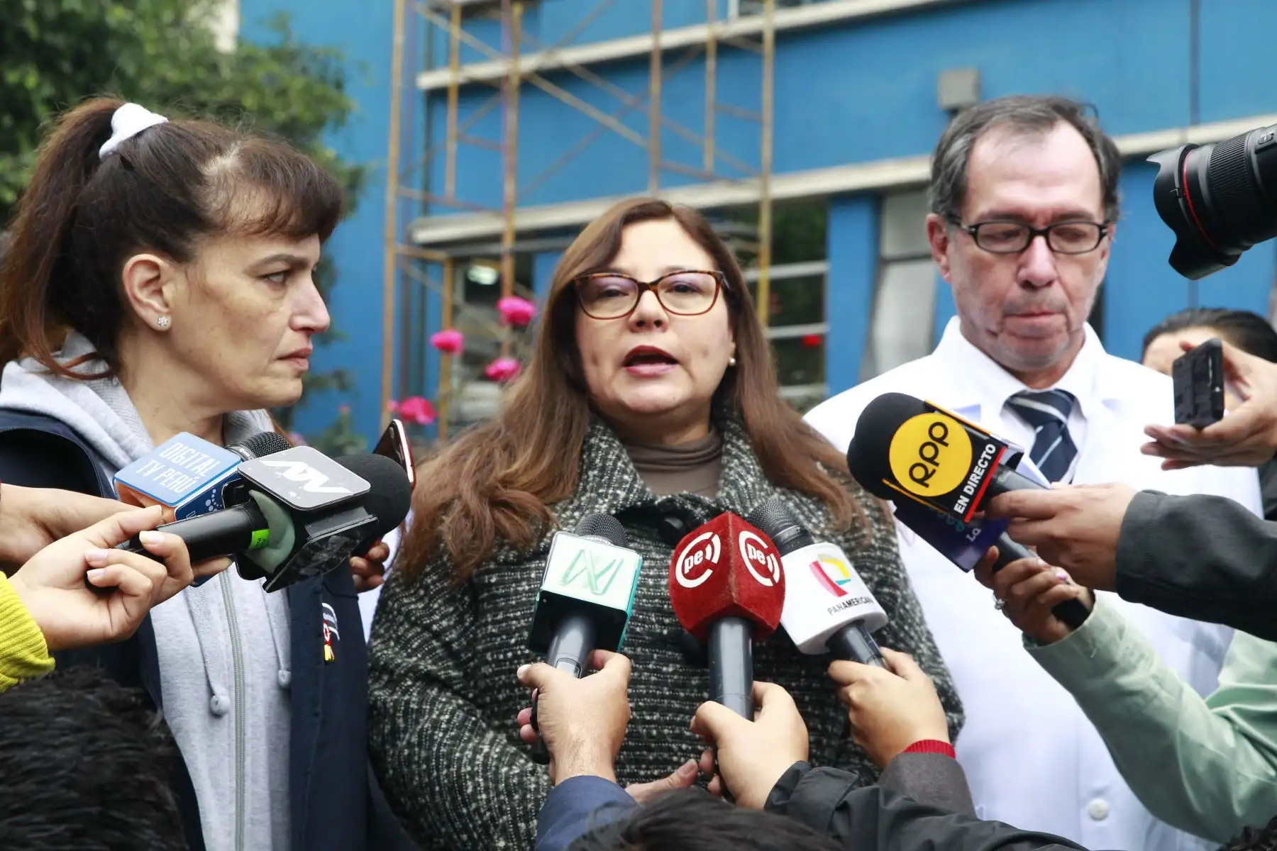 Ministra de la Mujer, Ana Maria Mendieta y ministra de Salud, Silvia Pessah declaran a la prensa sobre el caso de Juana Mendoza quien falleció en horas de la mañana en el hospital Almenara . Foto: ANDINA/Eddy Ramos