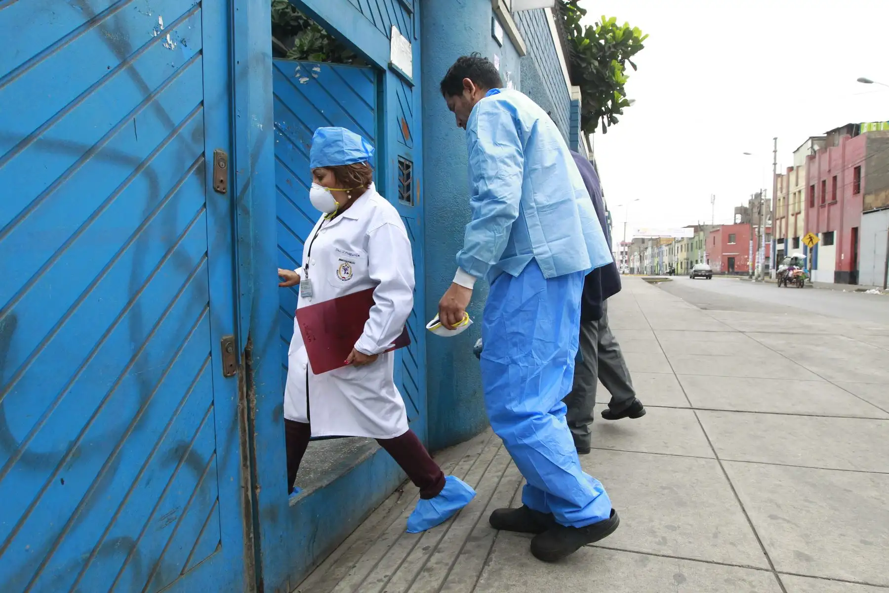 Peritos del Ministerio Público ingresan al hospital Almenara para constatar el fallecimiento de Juana Mendoza . Foto: ANDINA/Eddy Ramos