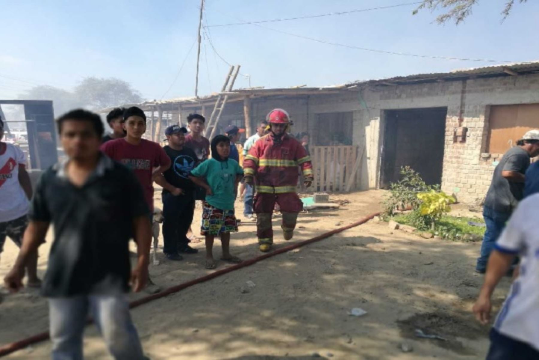 Un total de 14 viviendas de material rústico fueron afectadas por un dantesco incendio ocurrido en la víspera en el asentamiento humano Victorino Elorz de la provincia de Sullana, dejando alrededor de 70 damnificados, en su mayoría menores de edad.