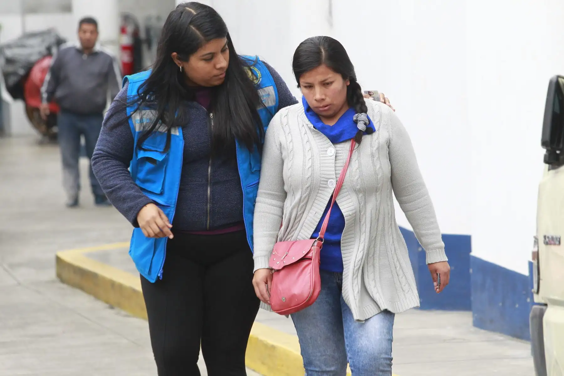 Familiares de Juana Mendoza salen de  la Morgue de Lima  . Foto: ANDINA/Eddy Ramos
