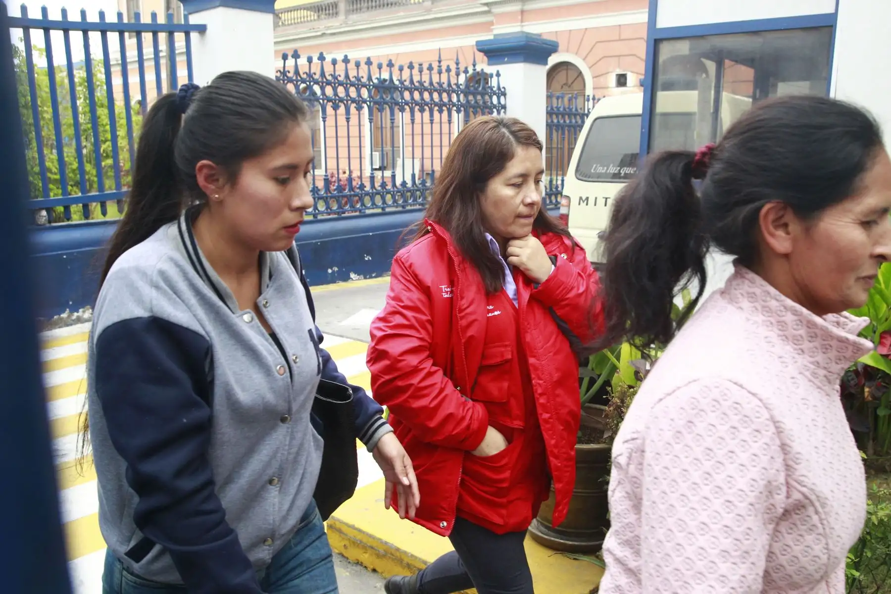 Familiares de Juana Mendoza salen de  la Morgue de Lima  . Foto: ANDINA/Eddy Ramos
