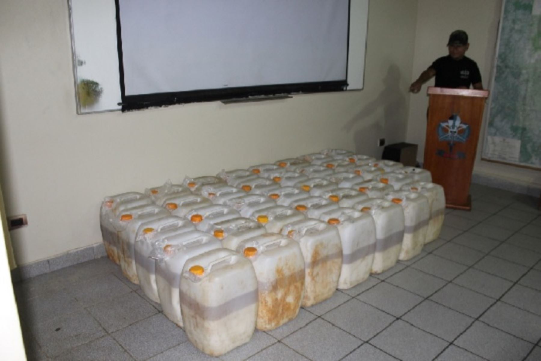Durante un operativo helitransportado de interdicción al tráfico ilícito de drogas en la jurisdicción del Vraem, región Ayacucho, se inutilizó un laboratorio clandestino de procesamiento de cocaína, incautándose 831.670 kilos de alcaloide de cocaína en estado líquido, además de insumos químicos fiscalizados.