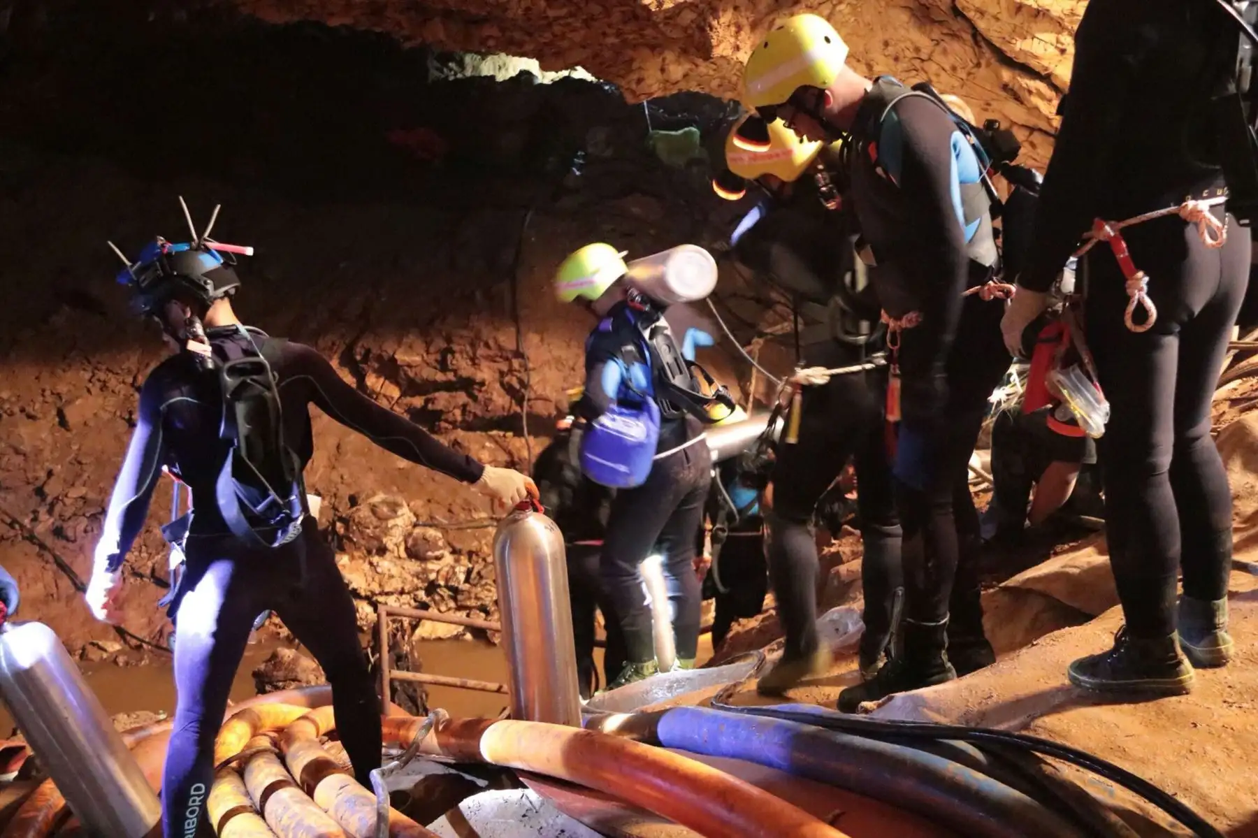 Grupo de buzos de la Marina tailandesa en la cueva Tham Luang durante las operaciones de rescate de los 12 niños y su entrenador del equipo de fútbol atrapados en la cueva de Khun Nam Nang Non Forest Park en el distrito de Mae Sai de la provincia de Chiang Rai. / AFP