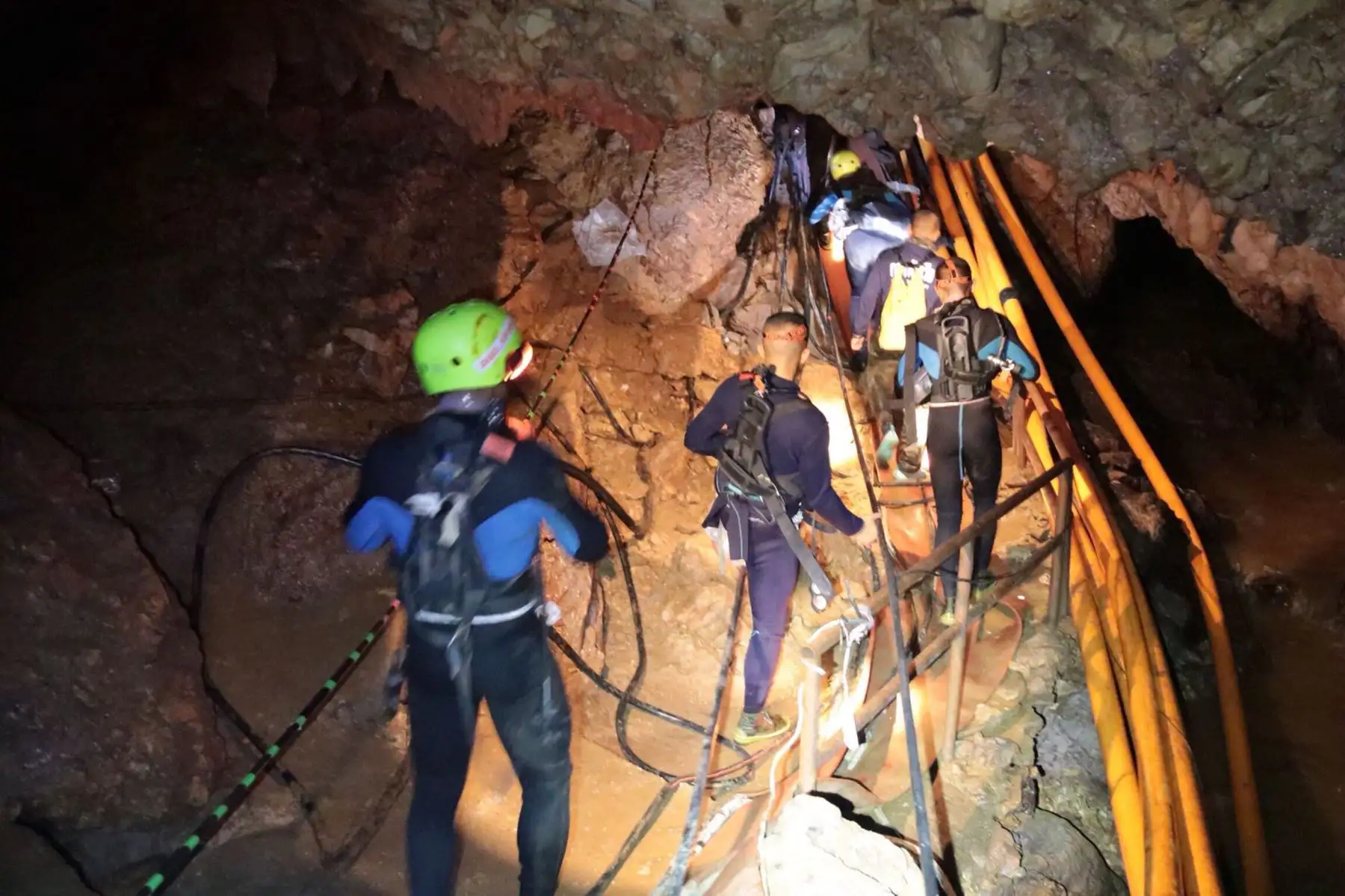 Grupo de buzos de la Marina tailandesa en la cueva Tham Luang durante las operaciones de rescate de los 12 niños y su entrenador del equipo de fútbol atrapados en la cueva de Khun Nam Nang Non Forest Park en el distrito de Mae Sai de la provincia de Chiang Rai. / AFP