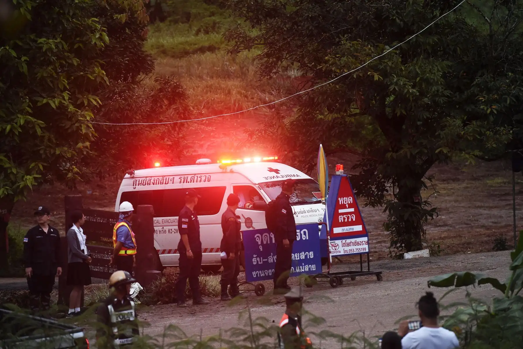 Una ambulancia abandona el área de la cueva Tham Luang luego de que varios buzos evacuaron a algunos de los 12 niños y su carruaje atrapados en la cueva del Parque Khun Nam Nang Non Forest en el distrito Mae Sai de la provincia de Chiang Rai. AFP