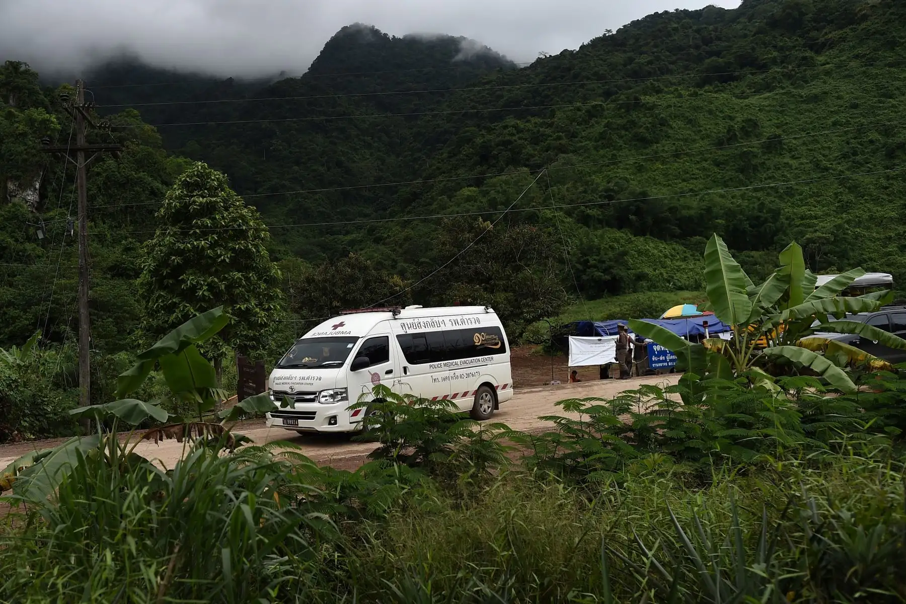 Una ambulancia sale del área de la cueva Tham Luang mientras continúan las operaciones de los ocho niños y su entrenador aún atrapado en la cueva en el Parque Forestal Khun Nam Nang en el distrito Mae Sai de la provincia de Chiang Rai el 9 de julio de 2018. AFP