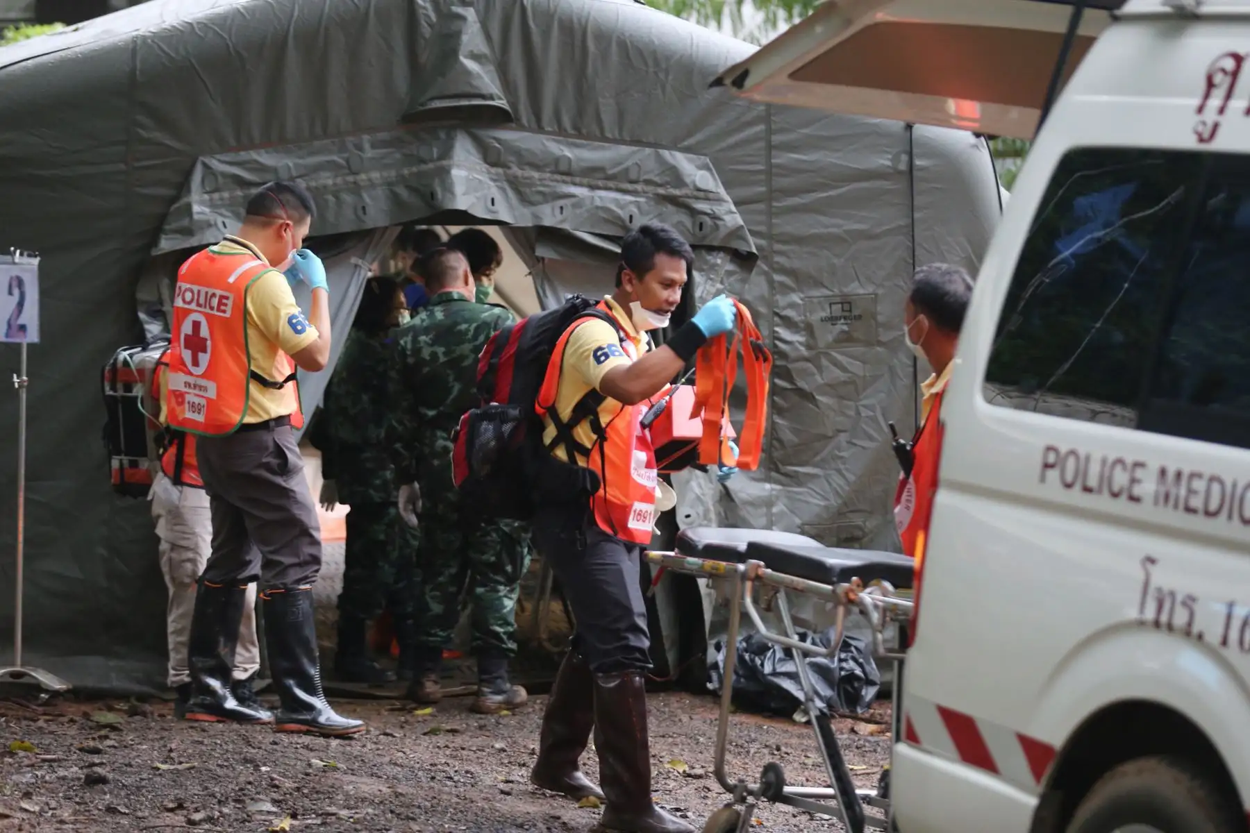 Personal militar y policial en la carpa de cuarentena en la cueva de Tham Luang donde se revisa a los niños rescatados después de que los evacuados evacuaron a algunos de los 12 niños y su entrenador atrapado en la cueva en Khun Nam Nang Non Forest Park en el distrito de Mae Sai el 8 de julio de 2018. AFP