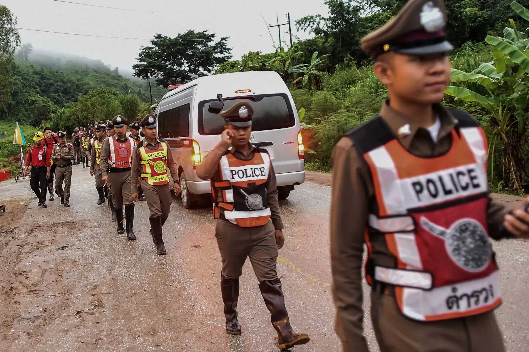 Policías tailandeses aseguran el camino que lleva al área de la cueva Tham Luang mientras continúan las operaciones de rescate para los que aún están atrapados dentro de la cueva en el Parque Forestal Khun Nam Nang en el distrito Mae Sai de la provincia de Chiang Rai el 9 de julio de 2018. AFP