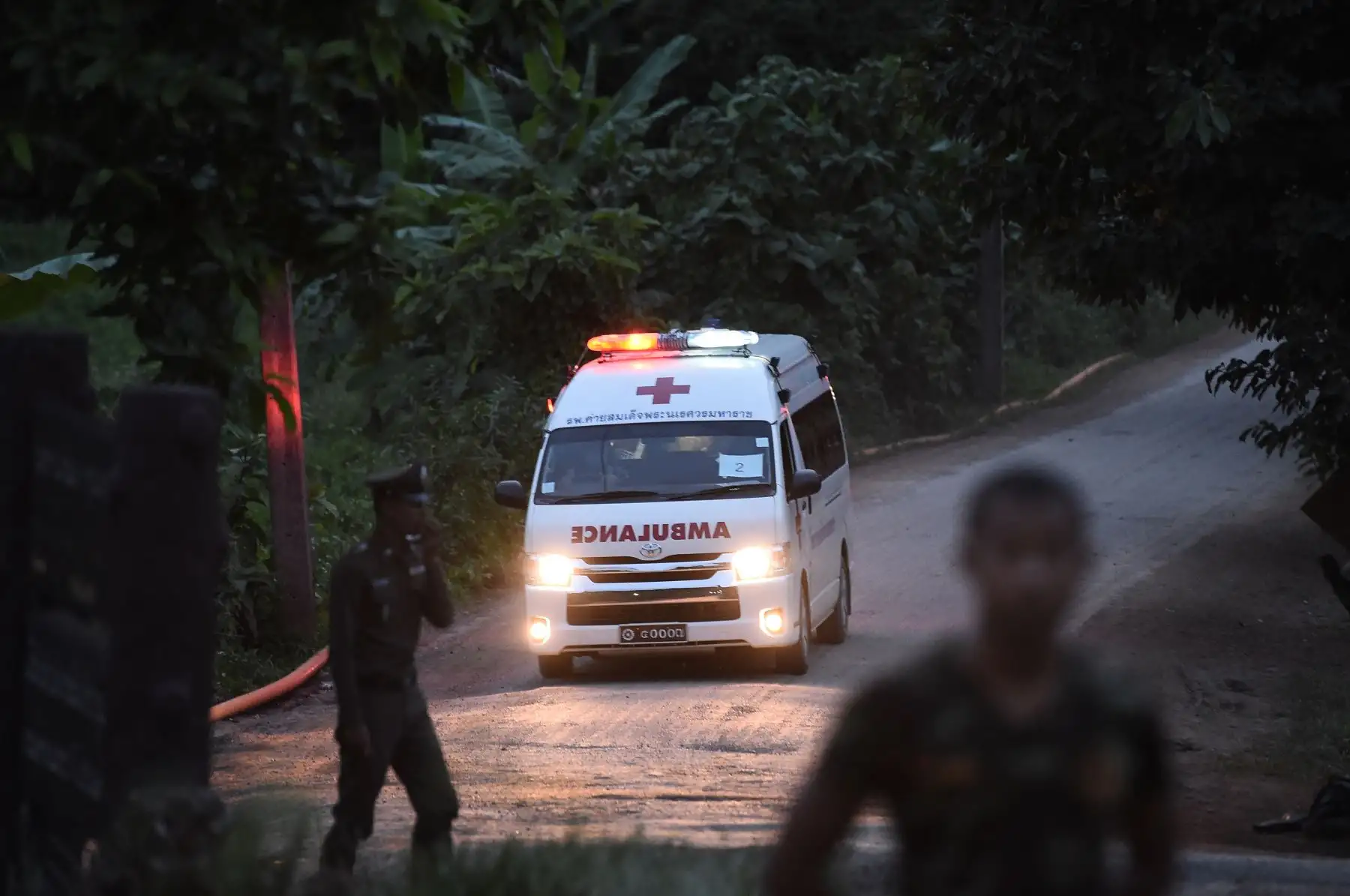 Una ambulancia sale del área de la cueva Tham Luang mientras continúan las operaciones de rescate para los que aún están atrapados dentro de la cueva en el Parque Forestal Khun Nam Nang en el distrito Mae Sai de la provincia de Chiang Rai el 9 de julio de 2018.AFP