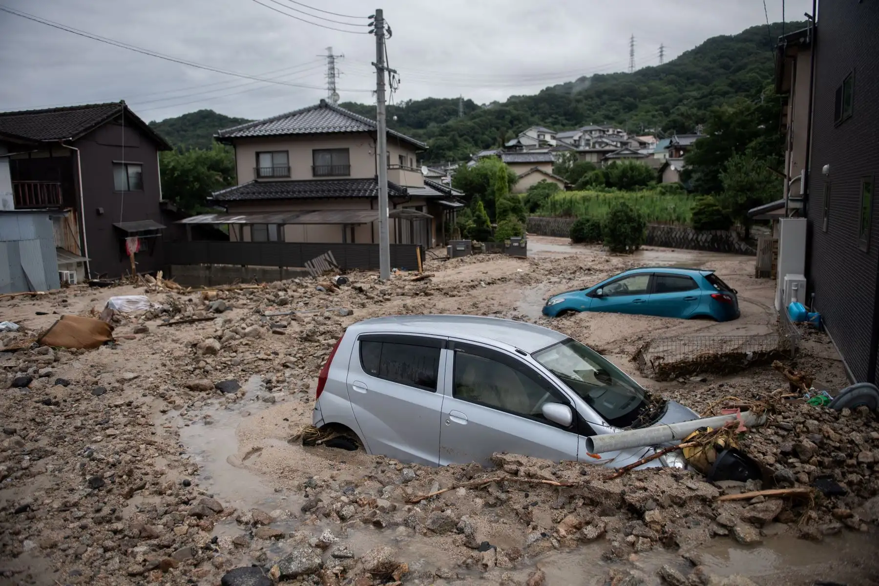 Una imagen muestra automóviles atrapados en el lodo después de las inundaciones en Saka, prefectura de Hiroshima el 8 de julio de 2018.
El primer ministro de Japón, Shinzo Abe, advirtió el 8 de julio de una "carrera contra el tiempo" para rescatar a las víctimas de las inundaciones mientras las autoridades emitían nuevas alertas sobre las lluvias récord que han matado al menos a 48 personas. / AFP