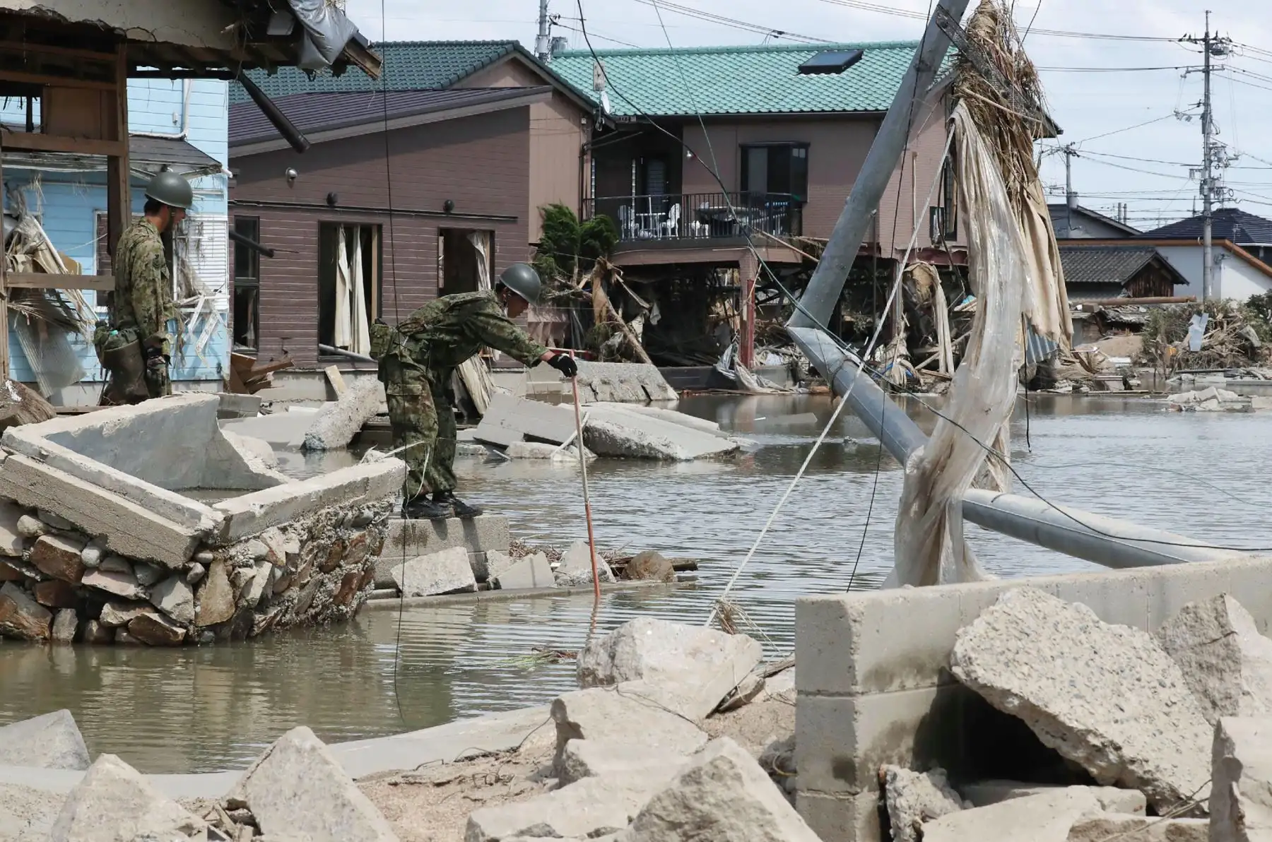 Los soldados buscan víctimas en una zona afectada por las inundaciones en la ciudad de Kurashiki, prefectura de Okayama el 9 de julio de 2018.
Los trabajadores de rescate en Japón lucharon el 9 de julio para llegar a los residentes atrapados después de las devastadoras lluvias que mataron al menos a 100 personas, ya que las autoridades advirtieron sobre el riesgo de deslizamientos de tierra. / AFP
