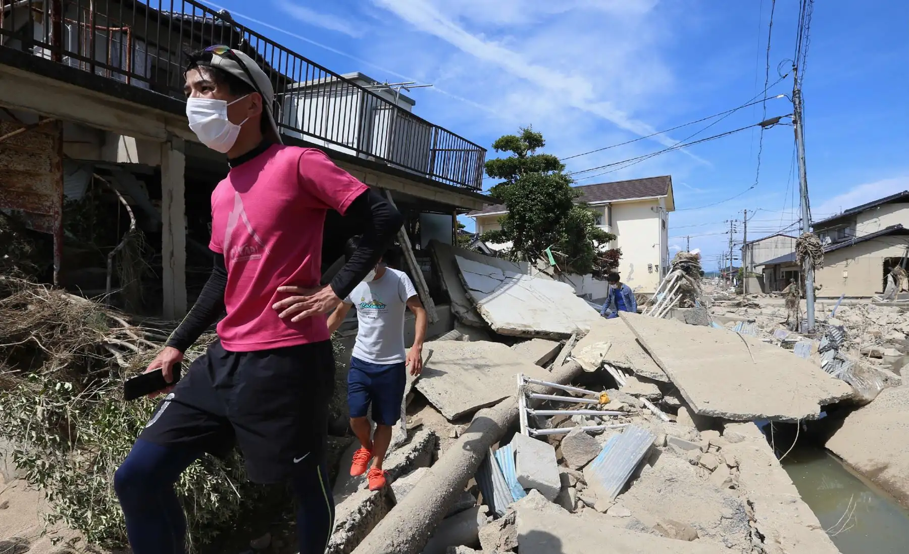 Los residentes caminan alrededor de una zona afectada por las inundaciones en la ciudad de Kurashiki, prefectura de Okayama el 9 de julio de 2018. AFP