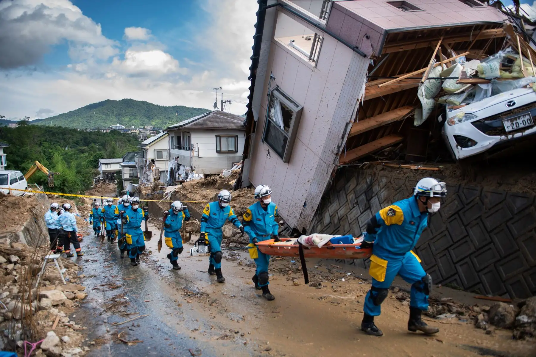 La policía llega para despejar escombros esparcidos en una calle en una zona afectada por las inundaciones en Kumano, prefectura de Hiroshima, el 9 de julio de 2018.
Los trabajadores de rescate en Japón lucharon el 9 de julio para llegar a los residentes atrapados después de las devastadoras lluvias que mataron al menos a 75 personas, ya que las autoridades advirtieron sobre el riesgo de deslizamientos de tierra. / AFP