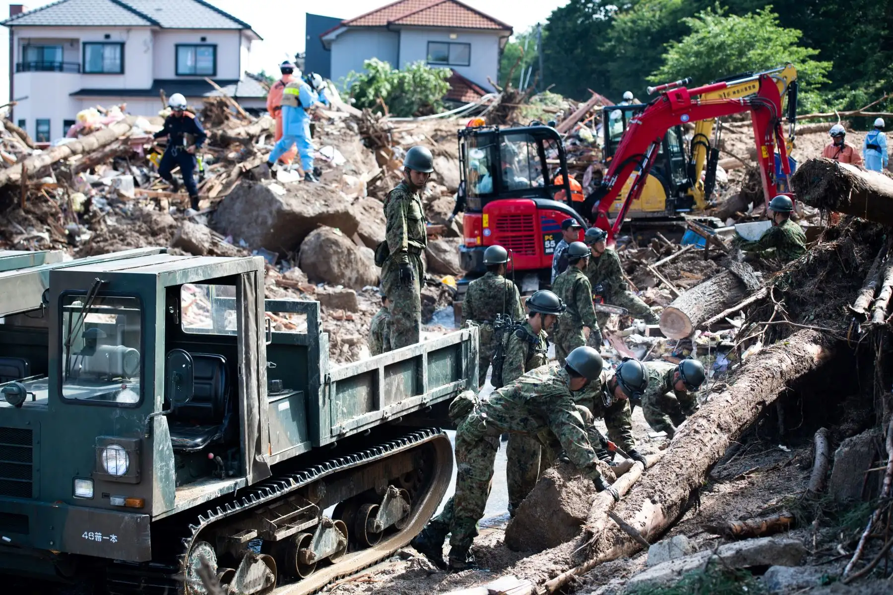 La policía llega para despejar escombros esparcidos en una calle en una zona afectada por las inundaciones en Kumano, prefectura de Hiroshima, el 9 de julio de 2018.
Los trabajadores de rescate en Japón lucharon el 9 de julio para llegar a los residentes atrapados después de las devastadoras lluvias que mataron al menos a 75 personas, ya que las autoridades advirtieron sobre el riesgo de deslizamientos de tierra. / AFP