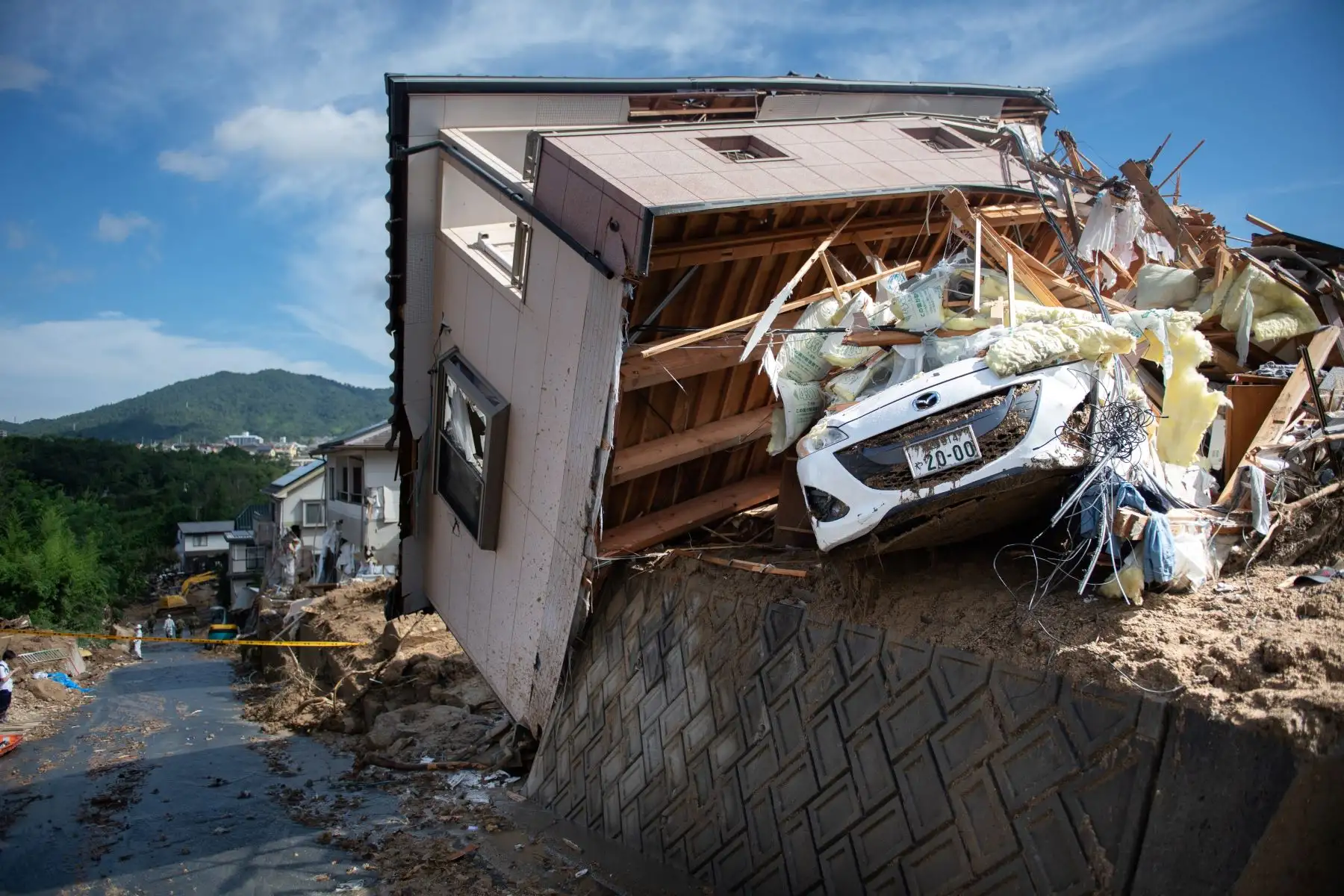 Esta foto muestra una casa dañada en una zona afectada por inundaciones en Kumano, prefectura de Hiroshima, el 9 de julio de 2018. AFP