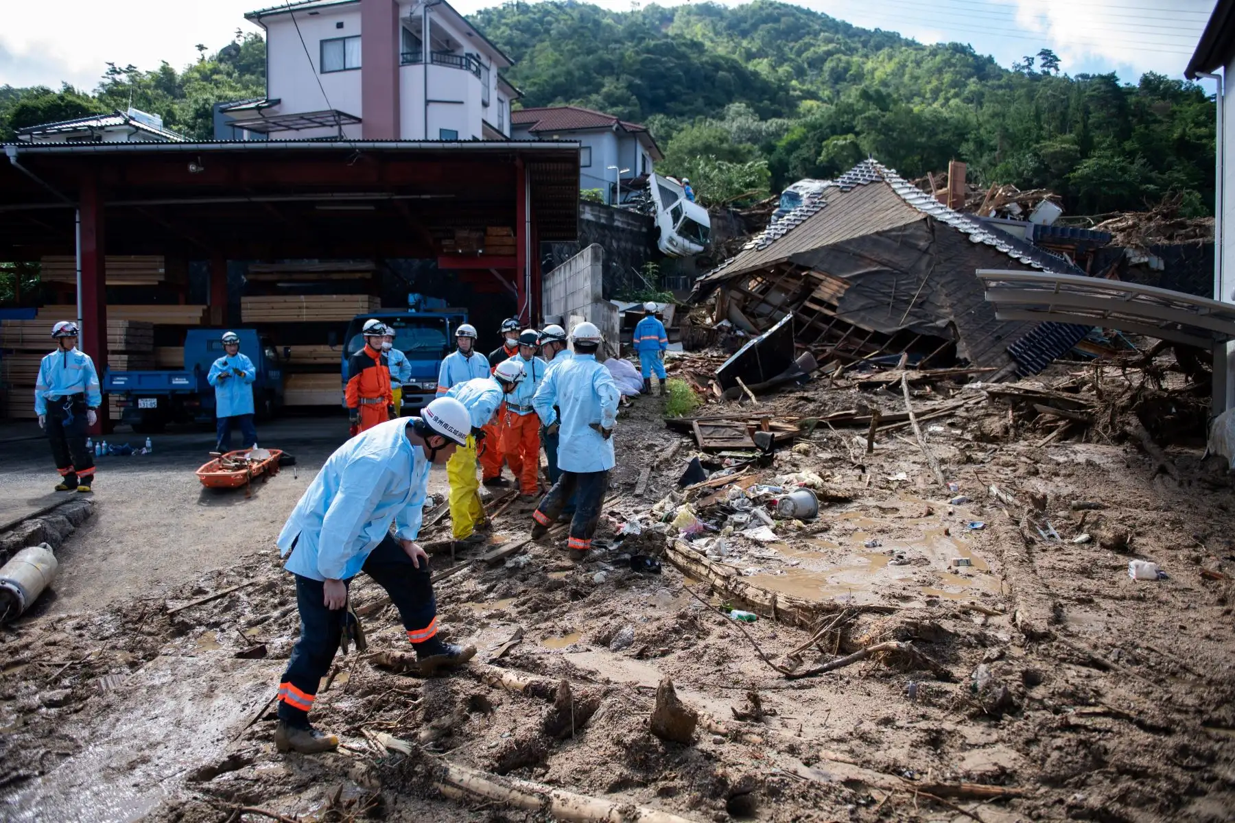 Los equipos de rescate limpian escombros esparcidos en una calle en una zona afectada por las inundaciones en Kumano, prefectura de Hiroshima el 9 de julio de 2018. AFP