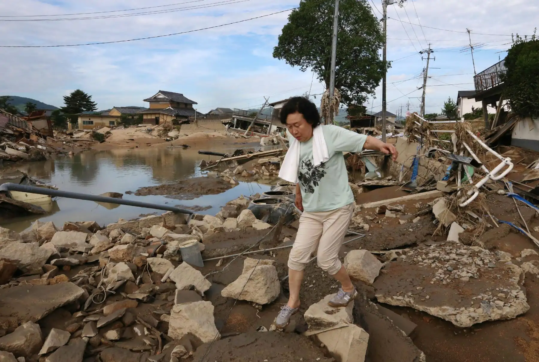 Un residente camina sobre escombros esparcidos en una zona afectada por inundaciones en Kurashiki, prefectura de Okayama el 9 de julio de 2018. AFP