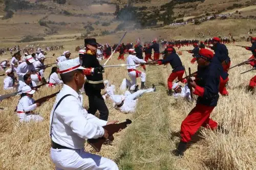 Con gran realismo escenifican las batallas de Marcavalle y Pucará, en Junín. ANDINA/Pedro Tinoco