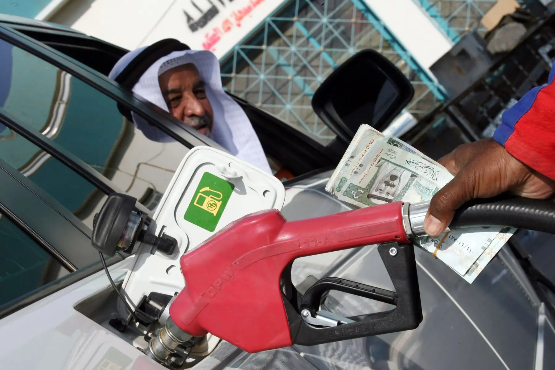 6.	Arabia Saudita, gran productor de petróleo, es el sexto país con el precio de la gasolina más bajo del mundo: US$ 2.06.