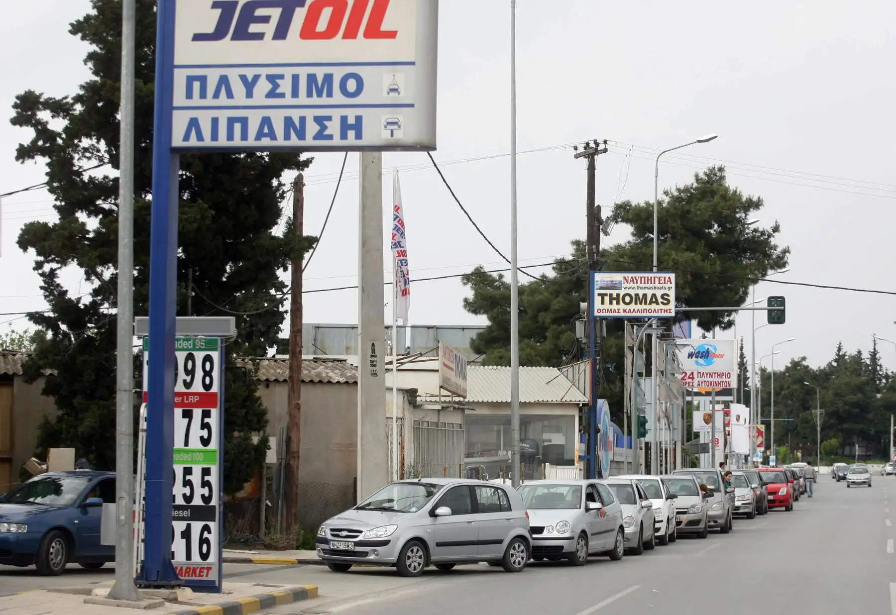 12.	Grecia es el tercer país con la gasolina más cara en el mundo: US$ 7.37 es el precio promedio del galón.Foto:AFP