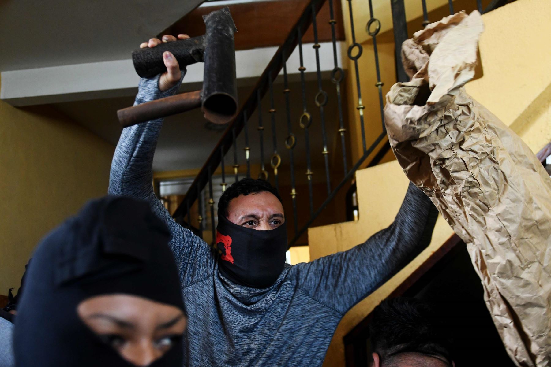 Paramilitares irrumpen en la Basílica de San Sebastián Foto: AFP