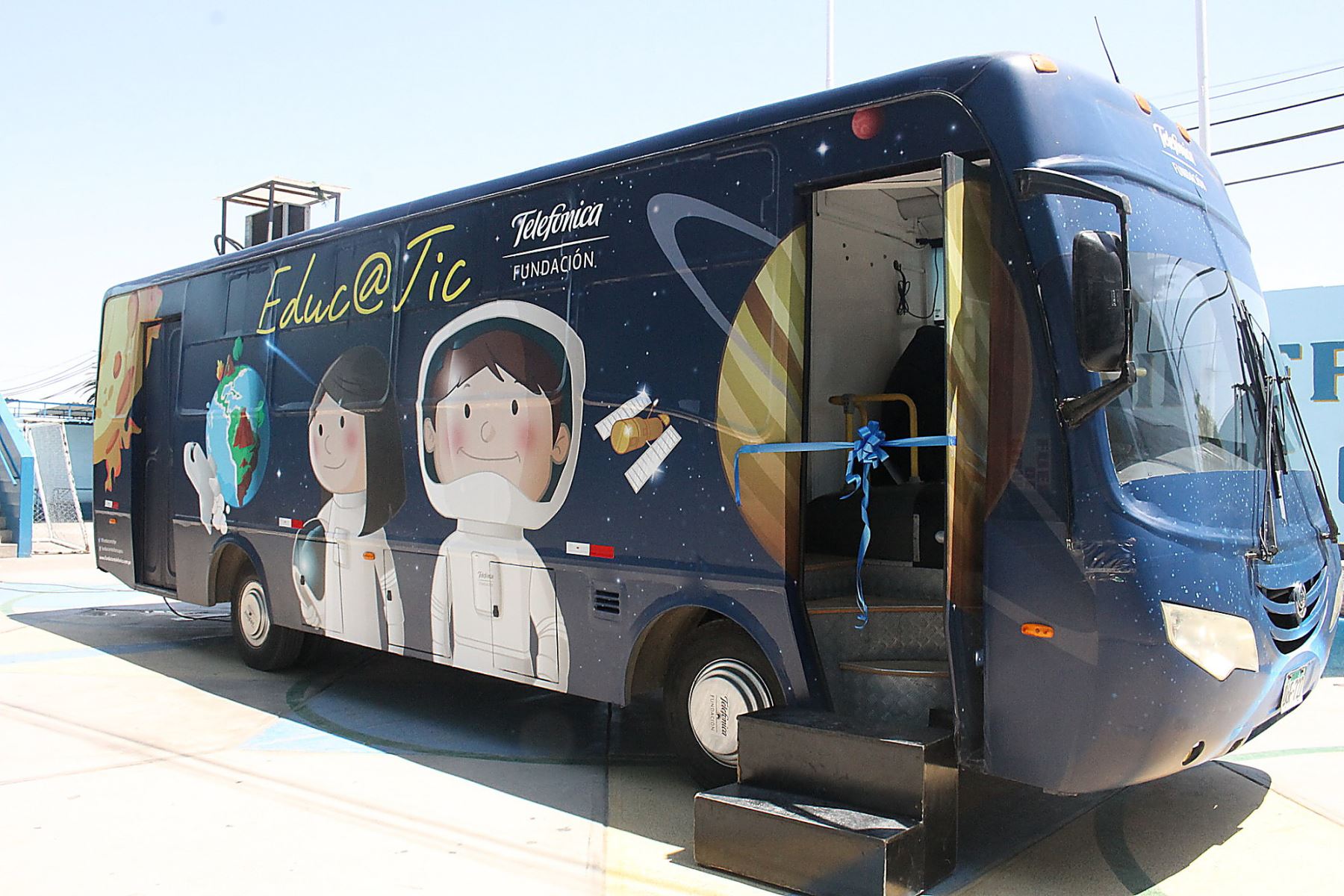 Bus itinerante de la Fundación Telefónica recorrerá San Miguel para enseñar y reforzar los conocimientos de matemáticas y comunicación