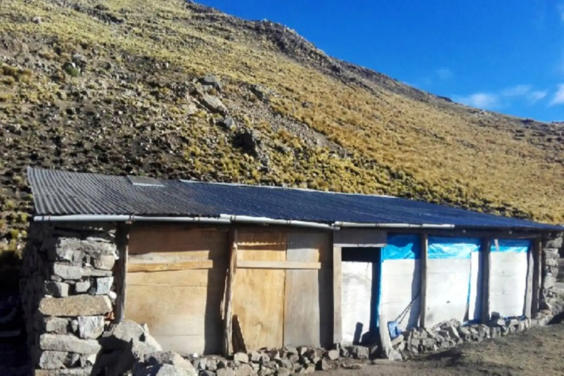 Esta vez, en Apurímac se entregaron a las familias ganaderas de la comunidad de Chuñohuacho y Moccollo, en la provincia de Antabamba, 10 kits de herramientas que, en simultáneo, fueron utilizados para refaccionar los cobertizos en mal estado de la zona.