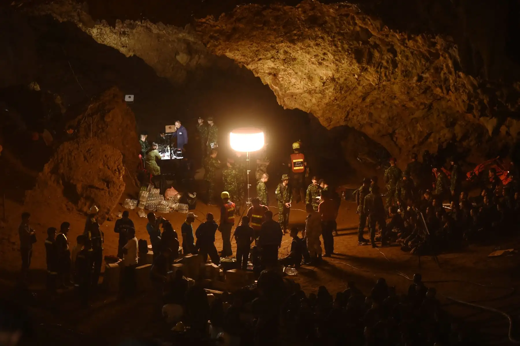 Los soldados tailandeses transmiten el cable eléctrico a la cueva de Tham Luang en el Parque Forestal Khun Nam Nang en Chiang Rai.Foto: AFP