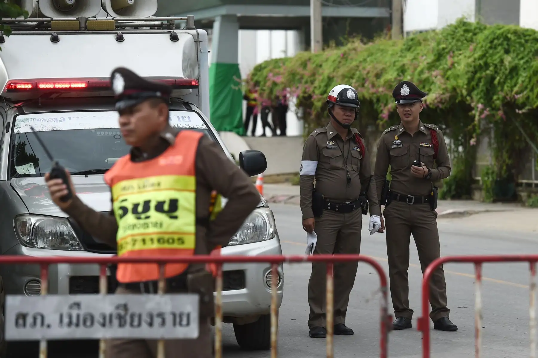 Policías tailandeses aseguran el hospital en Chiang Rai, donde los niños rescatados después de quedar atrapados en una cueva de Tham Luang durante casi dos semanas, fueron llevados para observación, en la ciudad norteña de Chiang Rai, Tailandia, el 10 de julio de 2018. AFP