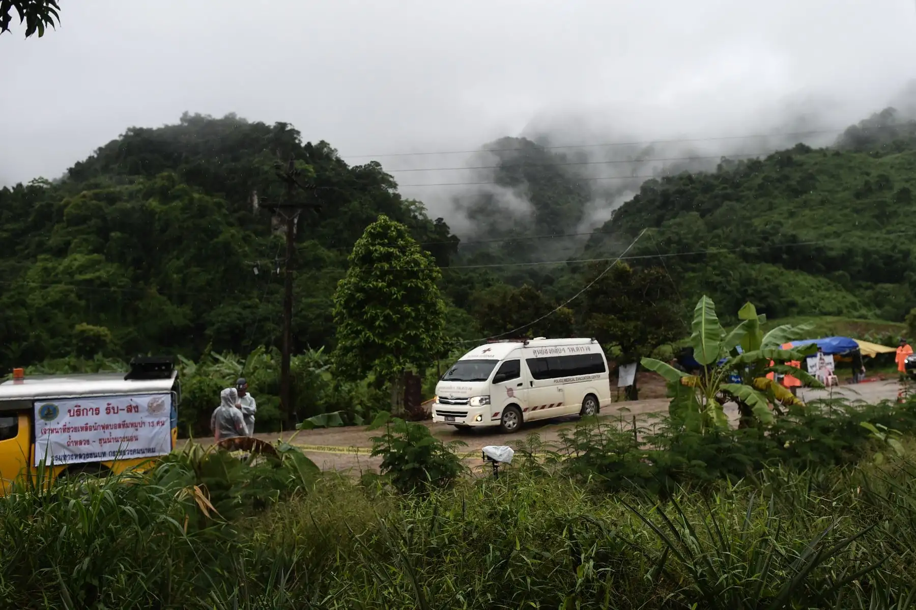 Una ambulancia abandona el área de la cueva de Tham Luang mientras continúan las operaciones de rescate para los que aún están atrapados dentro de la cueva en el Parque Forestal Khun Nam Nang en el distrito de Mae Sai de la provincia de Chiang Rai el 10 de julio de 2018. AFP