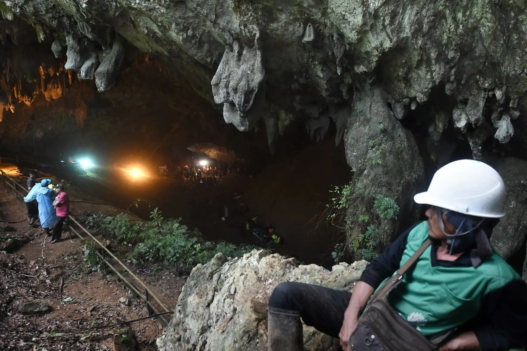 El personal de rescate es visto en la apertura de la cueva Tham Luang en el Parque Forestal Khun Nam Nang en Chiang Rai, mientras continúa la operación para un equipo de fútbol infantil desaparecido y su entrenador.AFP