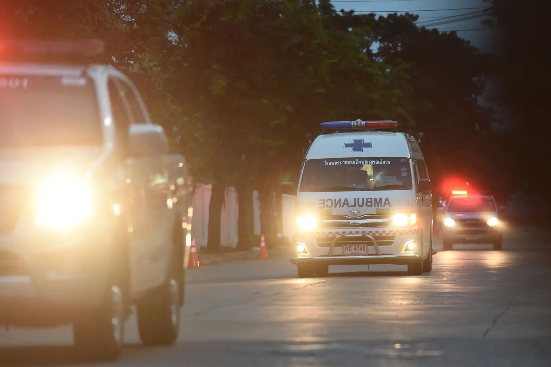 Una ambulancia que transporta a presuntos miembros del equipo de fútbol infantil se acerca al hospital en la ciudad de Chiang Rai, al norte de Tailandia, el 10 de julio de 2018, luego de ser rescatada en la cueva de Tham Luang.
Los 12 niños y su entrenador que quedaron atrapados en una cueva tailandesa inundada hace más de quince días han sido rescatados, los Navy SEAL se anunciaron el 10 de julio, completando una asombrosa misión de rescate que ha cautivado al mundo. / AFP