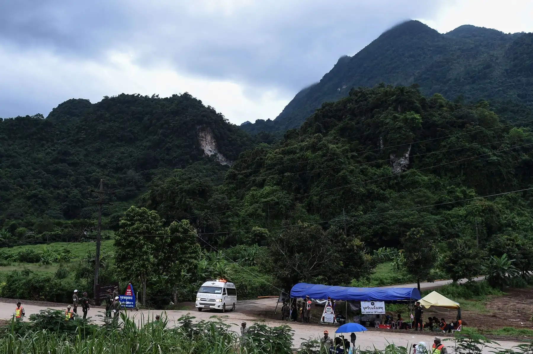 Una ambulancia que transporta a presuntos miembros del equipo de fútbol infantil se acerca al hospital en la ciudad de Chiang Rai, al norte de Tailandia, el 10 de julio de 2018, luego de ser rescatada en la cueva de Tham Luang.
Los 12 niños y su entrenador que quedaron atrapados en una cueva tailandesa inundada hace más de quince días han sido rescatados, los Navy SEAL se anunciaron el 10 de julio, completando una asombrosa misión de rescate que ha cautivado al mundo. / AFP