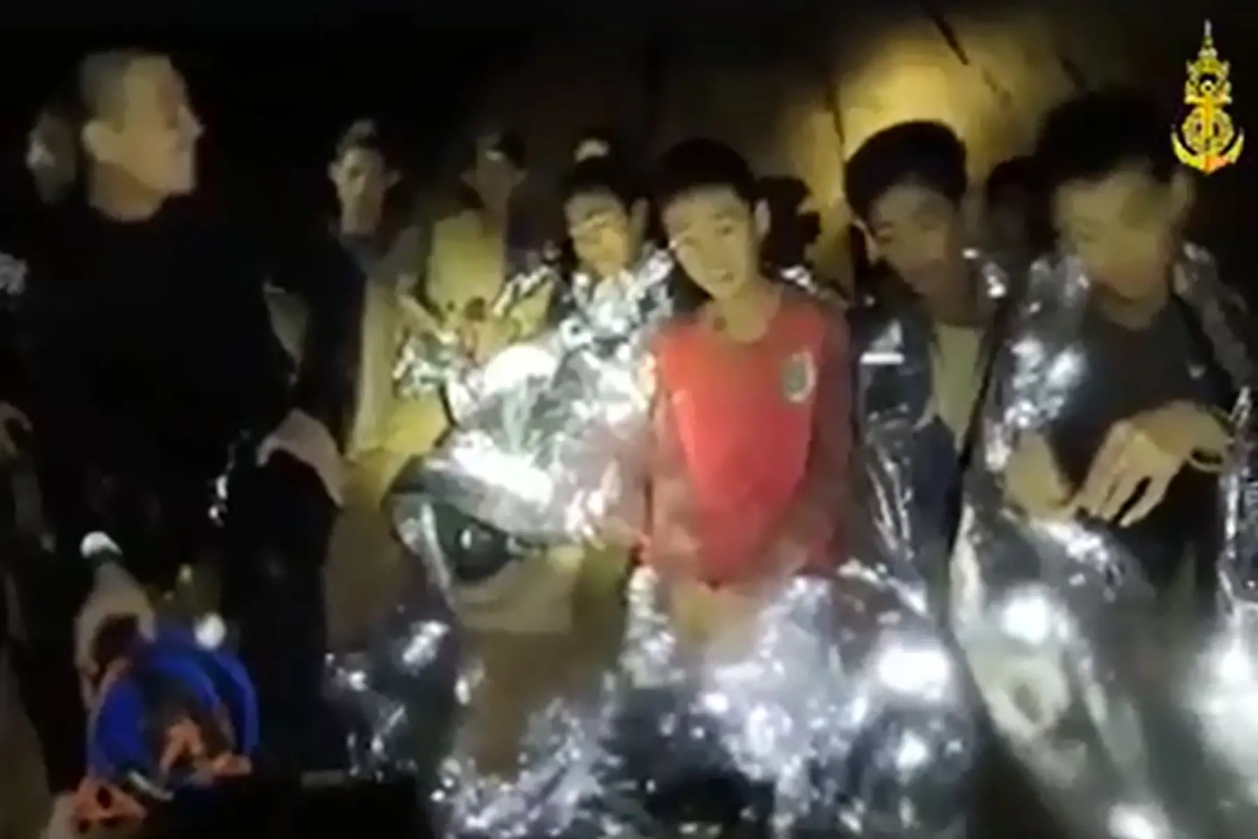 Este video tomado de las imágenes publicadas por la Royal Thai Navy el 4 de julio de 2018 y tomado el 3 de julio muestra a los miembros de un equipo de fútbol juvenil tailandés (R), algunos envueltos en mantas metálicas, sentados con un buzo (L) dentro la cueva de Tham Luang en Khun Nam Nang Non Forest Park en el distrito de Mae Sai, provincia de Chiang Rai. AFP