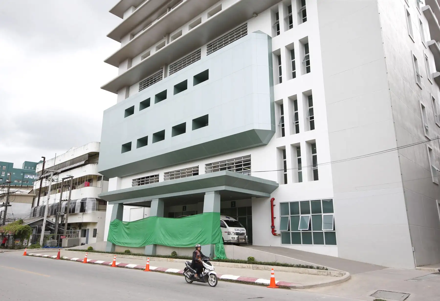 Un hombre pasa frente al Hospital Chiangrai Prachanukroh en la provincia de Chiang Rai, Tailandia, el 10 de julio de 2018. Seg˙n los informes, ocho niÒos fueron rescatados en buenas condiciones de salud.Foto: EFE