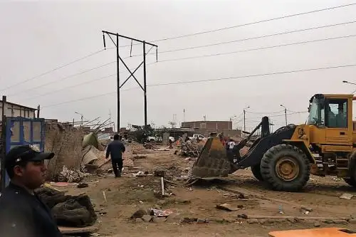 Municipalidad Provincial del Santa-Chimbote desalojó a familias que ocupaban terrenos en zonas de riesgo. ANDINA