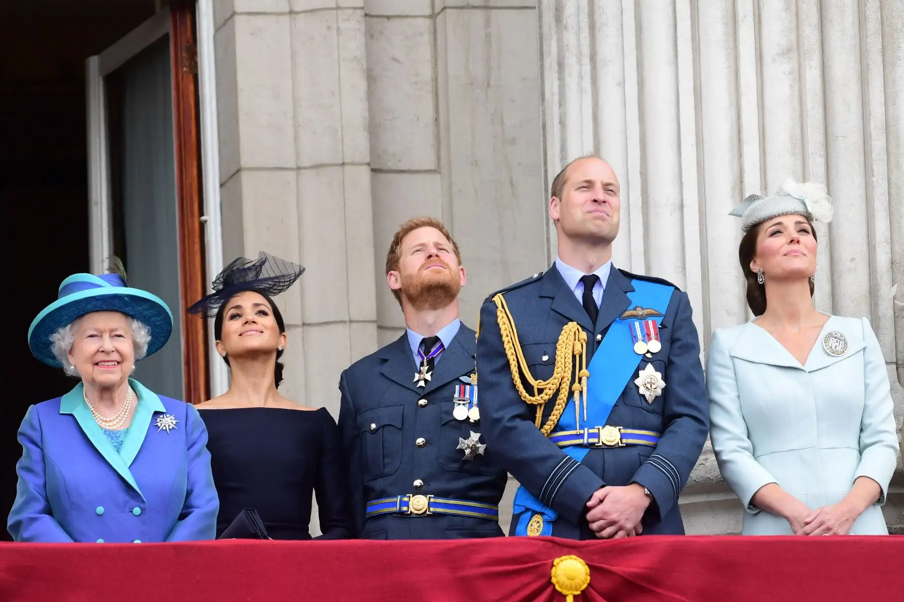 (LR) La reina Isabel II de Inglaterra, la británica Meghan, la duquesa de Sussex, el príncipe Harry de Gran Bretaña, el duque de Sussex, el príncipe Guillermo de Gran Bretaña, el duque de Cambridge y la británica Catherine, duquesa de Cambridge ven pasar un militar para celebrar el centenario de la Real Fuerza Aérea (RAF), en el balcón del Palacio de Buckingham el 10 de julio de 2018. Foto: AFP